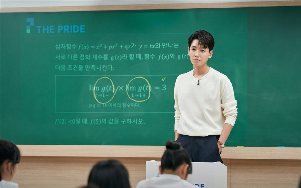 Jung Kyung Ho điển trai trong hình tượng giảng viên ngôi sao Toán học. Ảnh: Nhà sản xuất tvN.