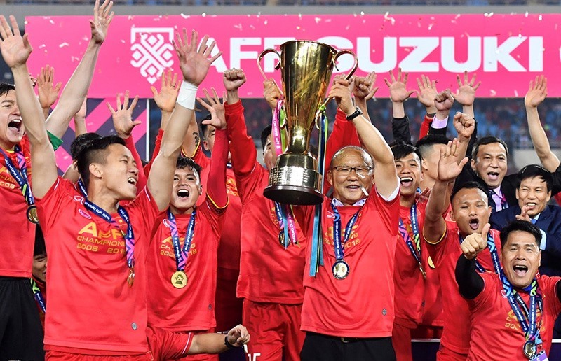 Huấn luyện viên Park Hang-seo và các học trò vô địch AFF Cup 2018 sau 10 năm chờ đợi. Ảnh: VFF