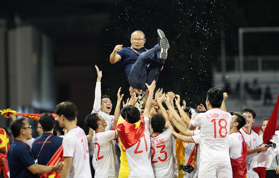 Huấn luyện viên Park Hang-seo cùng U22-U23 Việt Nam giành huy chương vàng SEA Games 2 kỳ liên tiếp. Ảnh: Đức Đồng