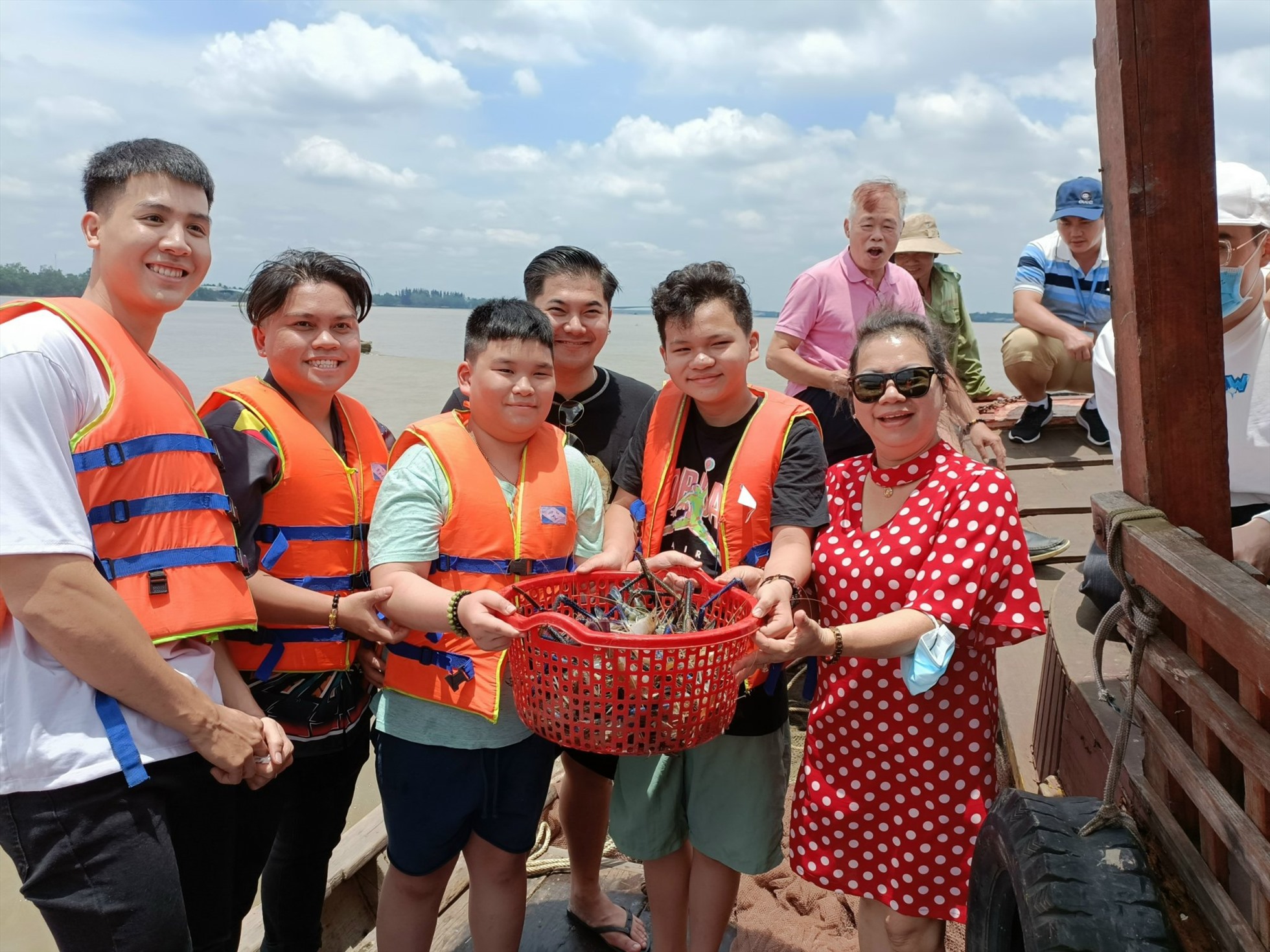 Du khách sẽ vào vai ngư phủ để săn tôm càng xanh trên sông Hàm Luông.