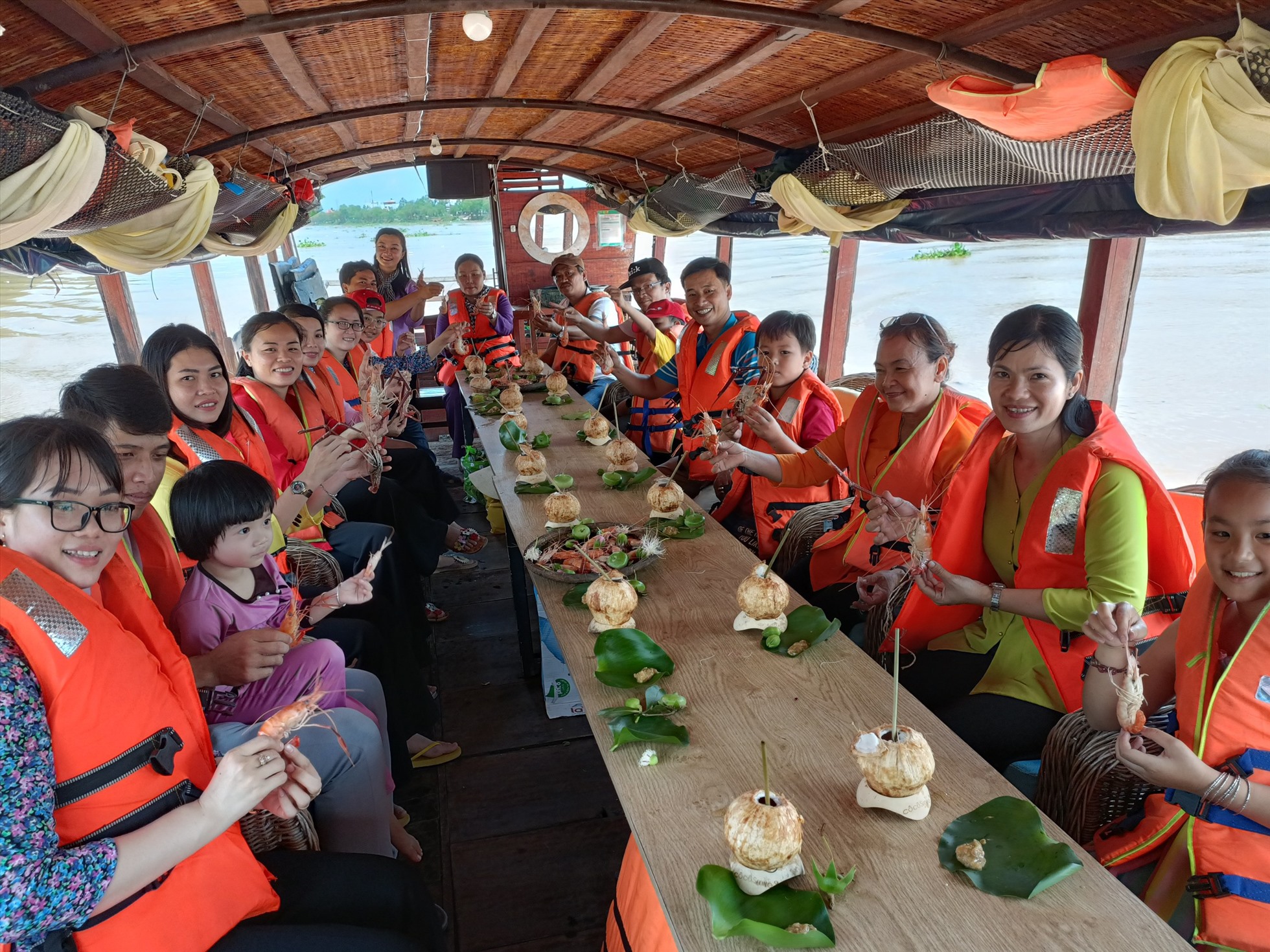 Sau khi bắt được tôm, chế biến trên tàu.