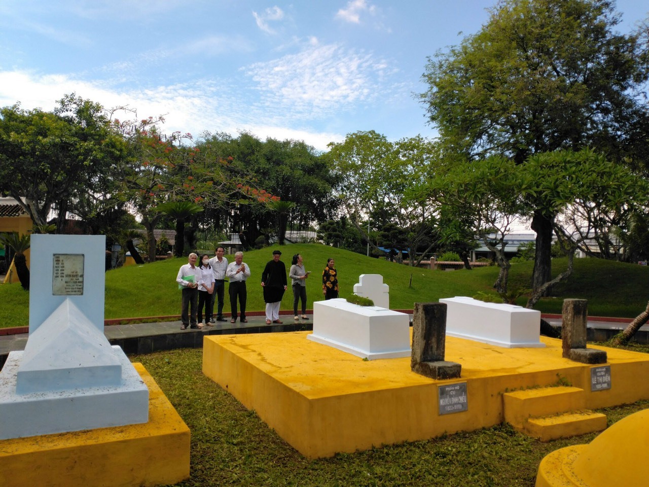 Khi đến Bến Tre, du khách không thể không đến Khu lăng mộ cụ Nguyễn Đình Chiểu (thuộc xã An Đức, huyện Ba Tri) là nơi an nghỉ của nhà thơ lớn của dân tộc, nhà yêu nước và vị thầy thuốc của nhân dân.