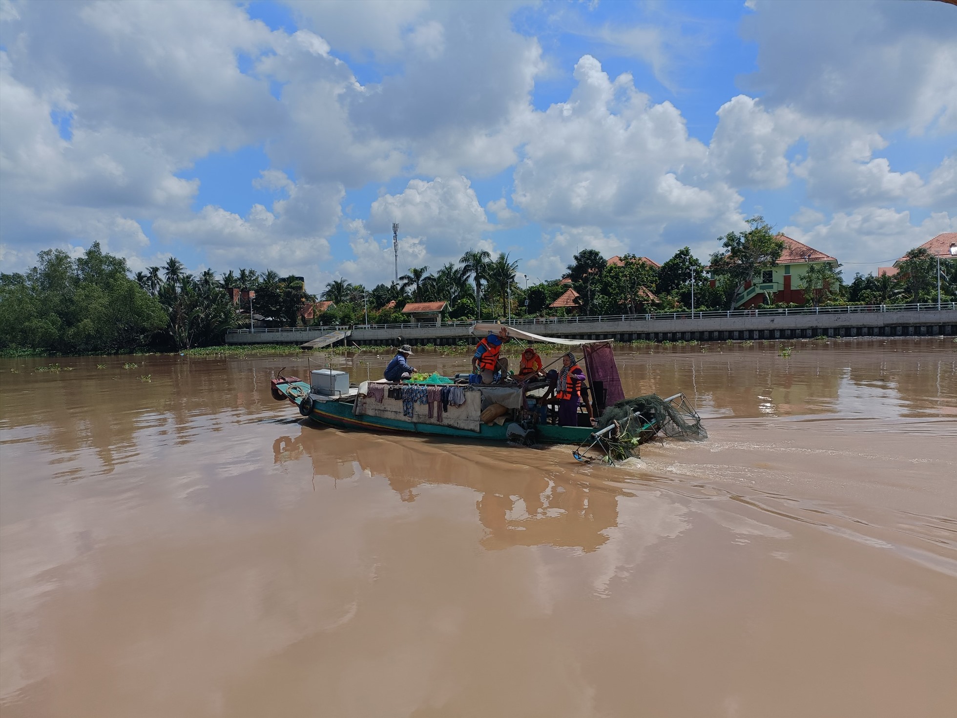 Du khách sẽ vào vai ngư phủ để săn tôm càng xanh trên sông Hàm Luông.