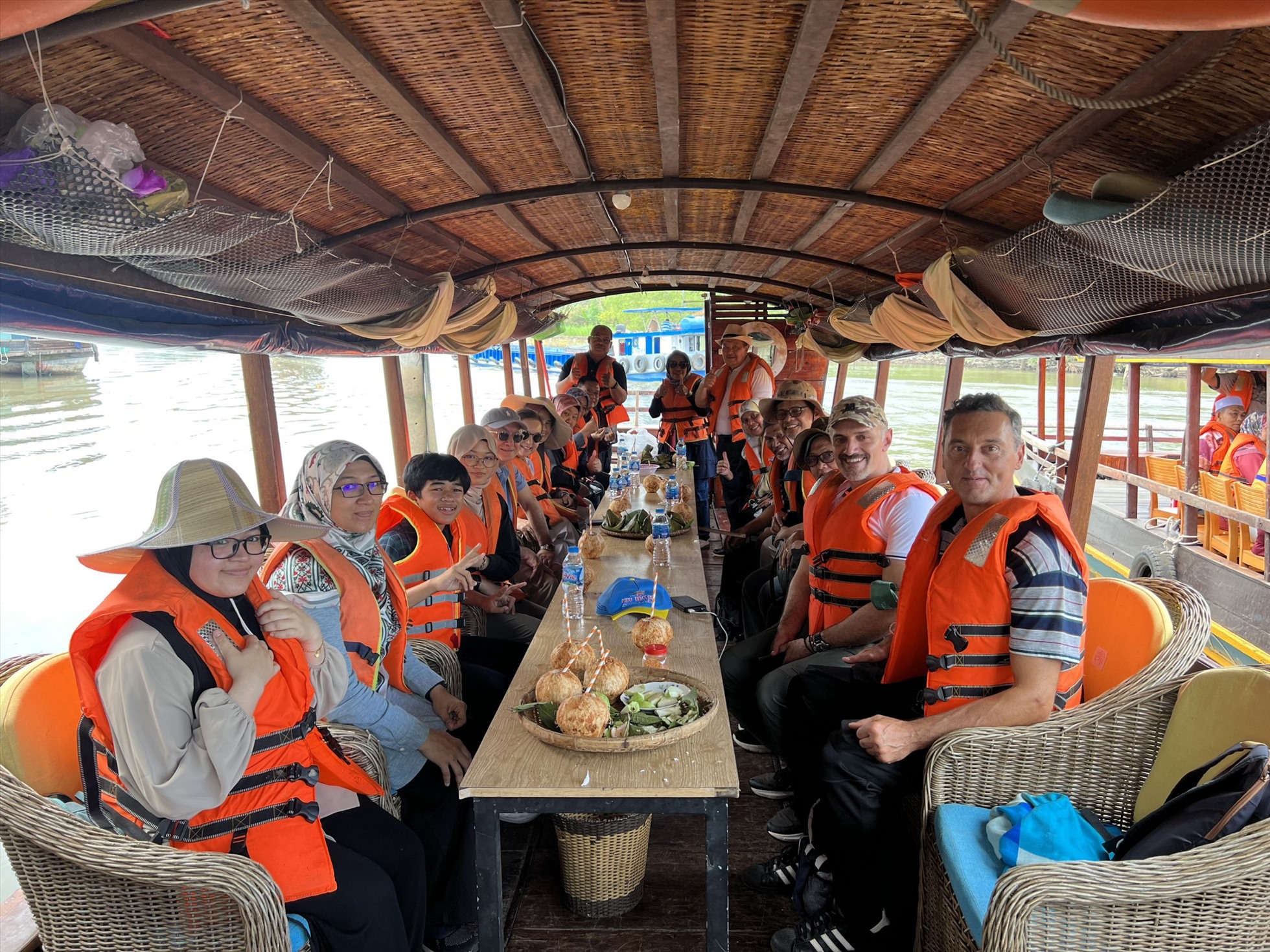 Tour Thành phố dưới tán dừa là một nét rất đặc thù sông nước xứ dừa Bến Tre.