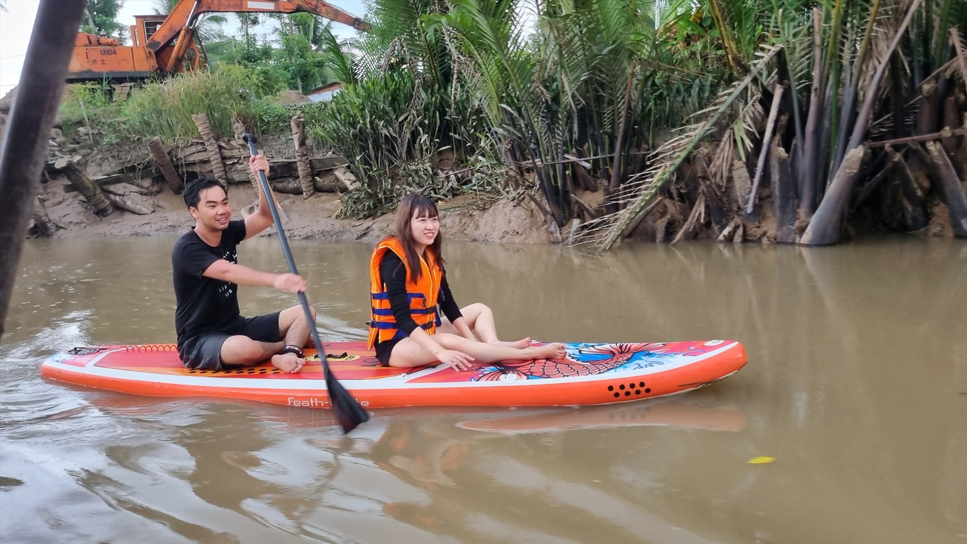 Du khách sẽ di chuyển vào rạch nhỏ chèo xuồng không khí trong lành ở xứ dừa Bến Tre.