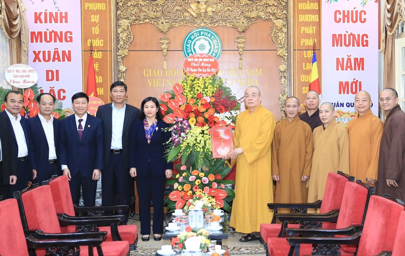 Bà Nguyễn Thị Tuyến chúc Tết Hội đồng trị sự Giáo hội Phật giáo Việt Nam. Ảnh: Phạm Đông