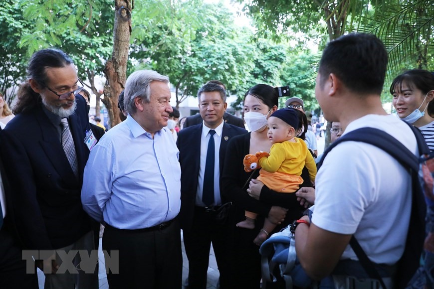 Tổng thư ký Liên Hợp Quốc Antonio Guterres (thứ hai từ trái) trò chuyện với người dân ở hồ Hoàn Kiếm trong chuyến thăm Việt Nam ngày 22.10.2022. Ảnh: TTXVN