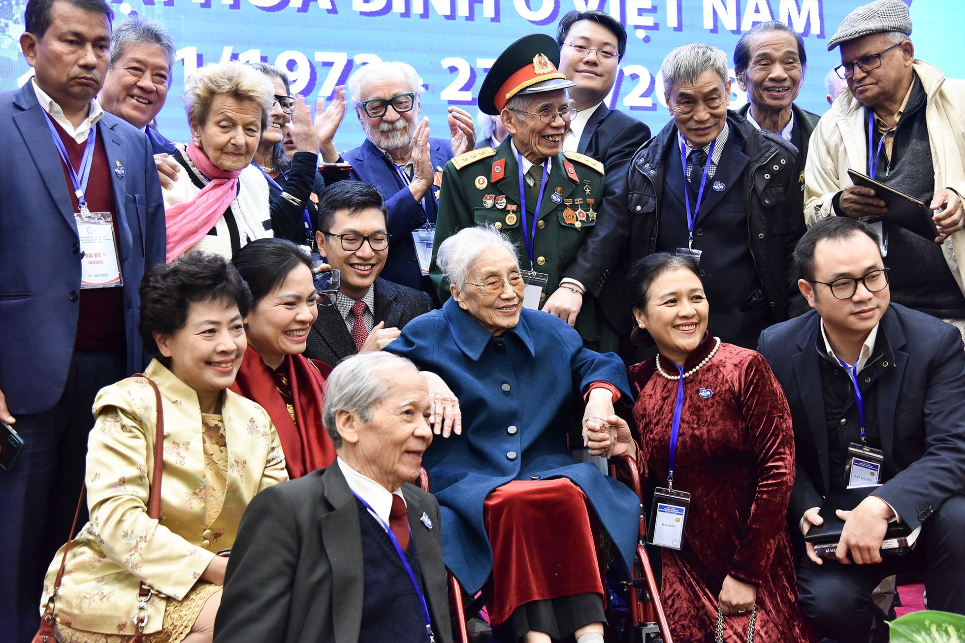 Các đại biểu chụp ảnh lưu niệm tại lễ kỷ niệm 50 năm ngày ký Hiệp định Paris. Ảnh: Nhật Hạ