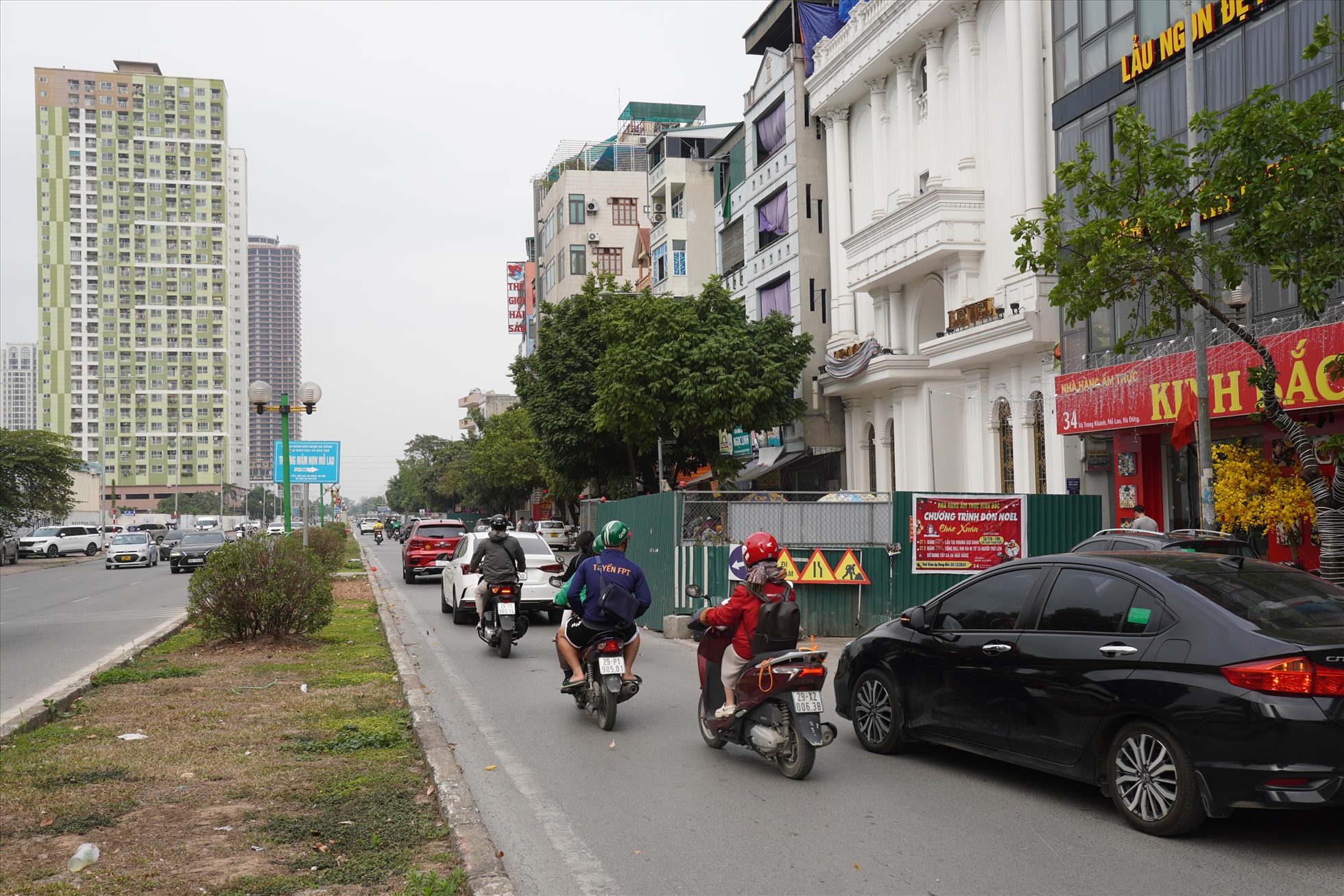 Người dân tại đây mong rằng cơ quan chức năng sớm có biện pháp mạnh tay xử lý những đơn vị thi công chậm tiến độ gây ảnh hưởng lớn đến việc đi lại của người dân.