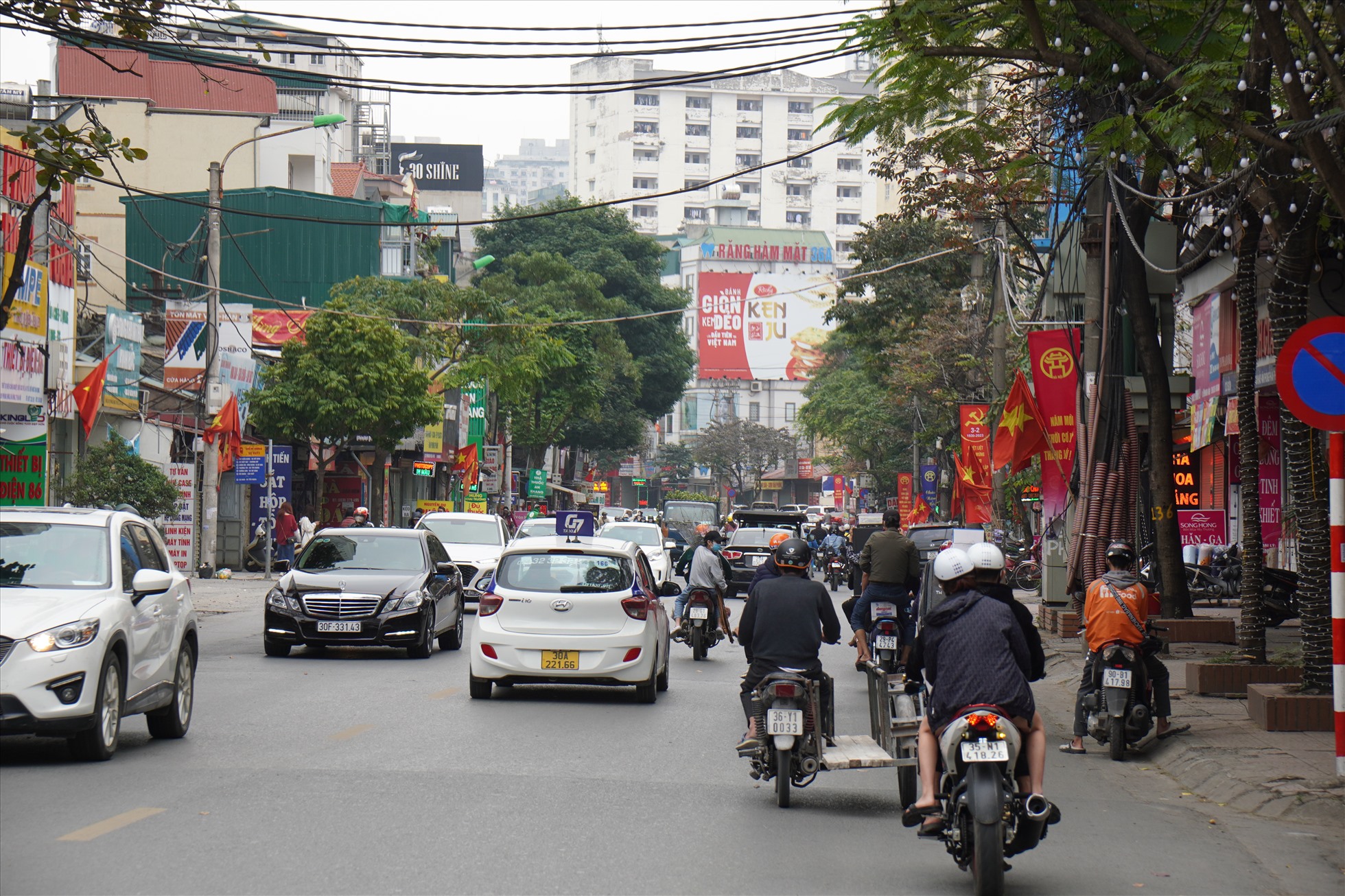 Nhà thầu chưa thực hiện thi công trên đường Trần Phú và Phùng Hưng. Ảnh: Phạm Đông