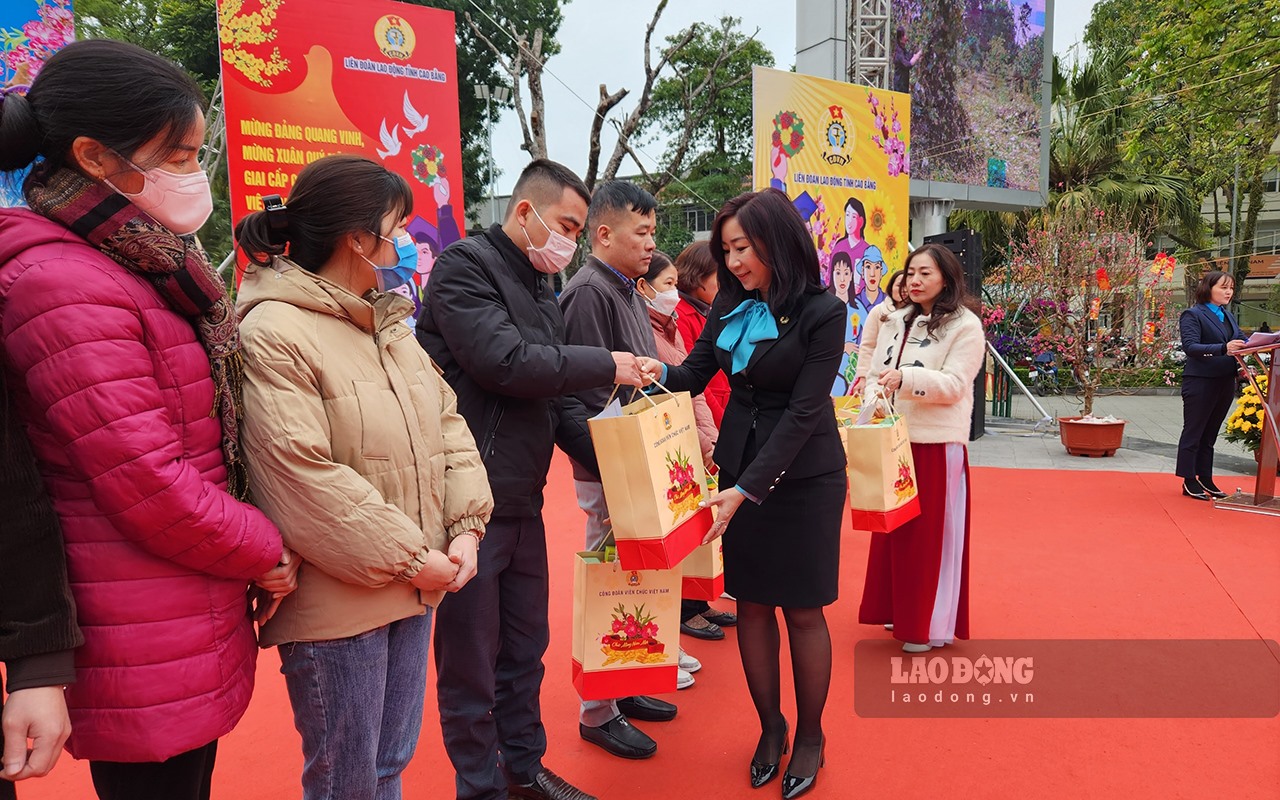 Đại diện Tổng LĐLĐ Việt Nam trao quà đến công nhân.