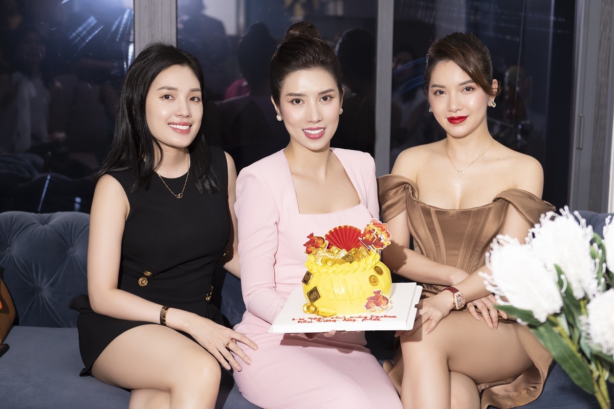 Diện chiếc váy hồng thanh lịch, Hoa hậu Du lịch Quốc tế 2019 Dương Yến Nhung khoe dáng dịu dàng.