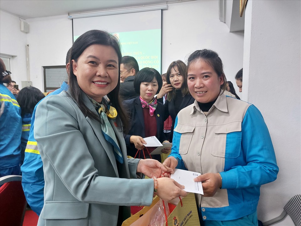 Bà Nguyễn Phương Thủy trao quà cho CNLĐ Công ty TNHH MTV môi trường đô thị Hà Nội. Ảnh: Ngọc Ánh