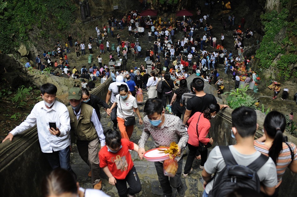 Hàng vạn du khách trẩy hội chùa Hương ngày 13.3.2021. Ảnh Tô Thế