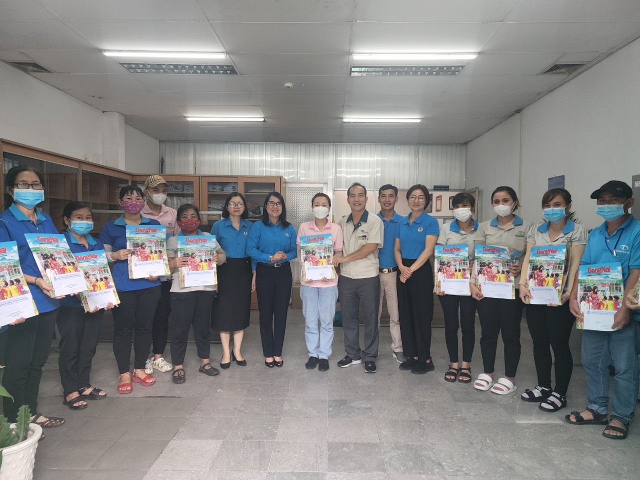 Chủ tịch LĐLĐ tỉnh Đồng Nai Nguyễn Thị Như Ý cũng trực tiếp tới nhà máy tặng quà cho đoàn viên người lao động Công ty Cổ phần TKG Taekwang Vina, chuyên gia công giày với 35.000 lao động tại Khu công nghiệp Biên Hoà 2, TP Biên Hoà.