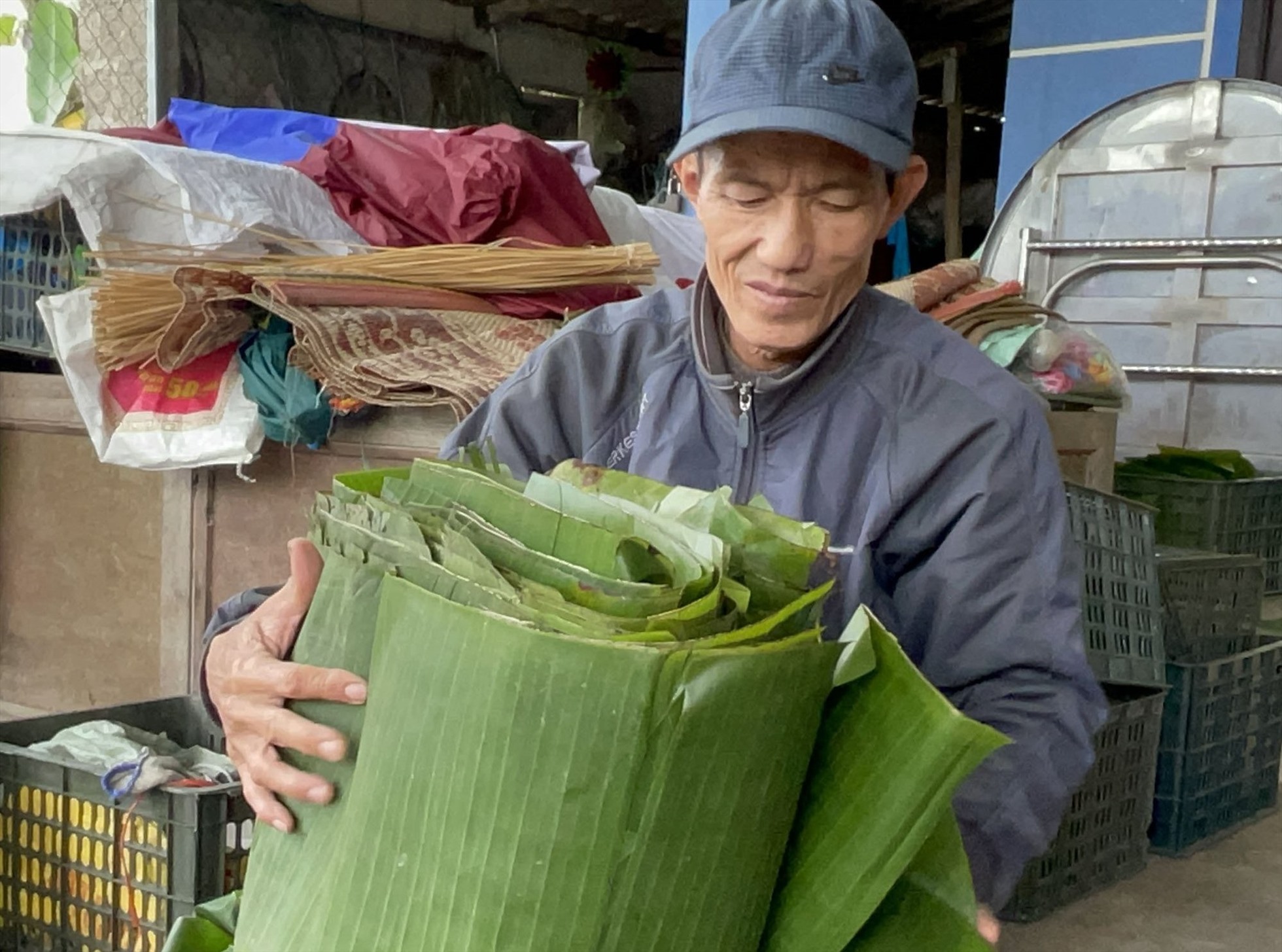 Lá chuối dùng để gói bánh tét mặt trăng. Ảnh: Hưng Thơ.