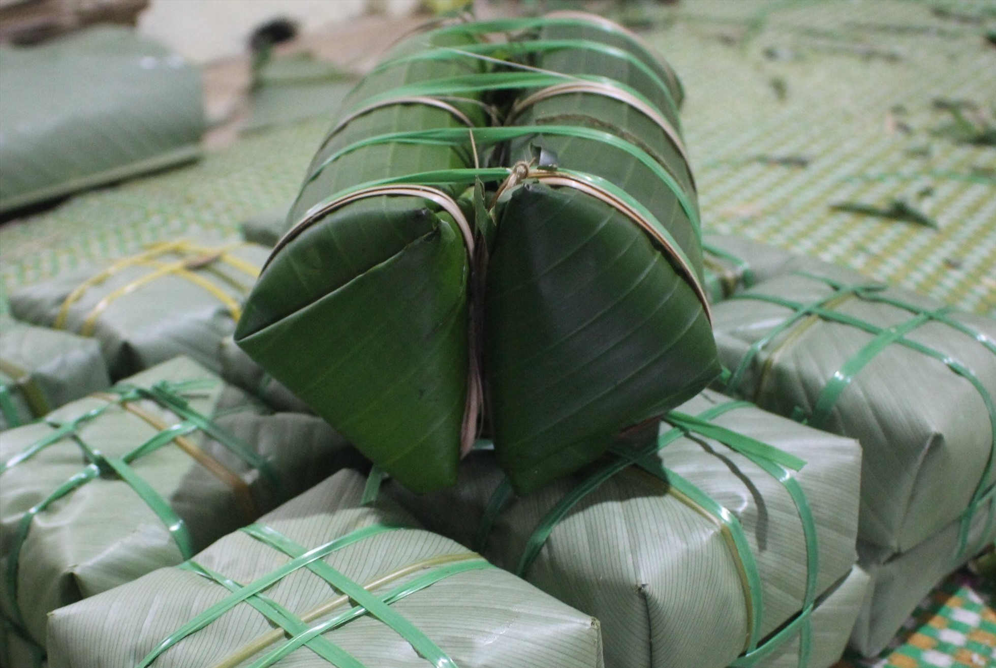 Bánh tét lá cẩm - đặc sản nổi tiếng xứ sông nước Cần Thơ - IOJ
