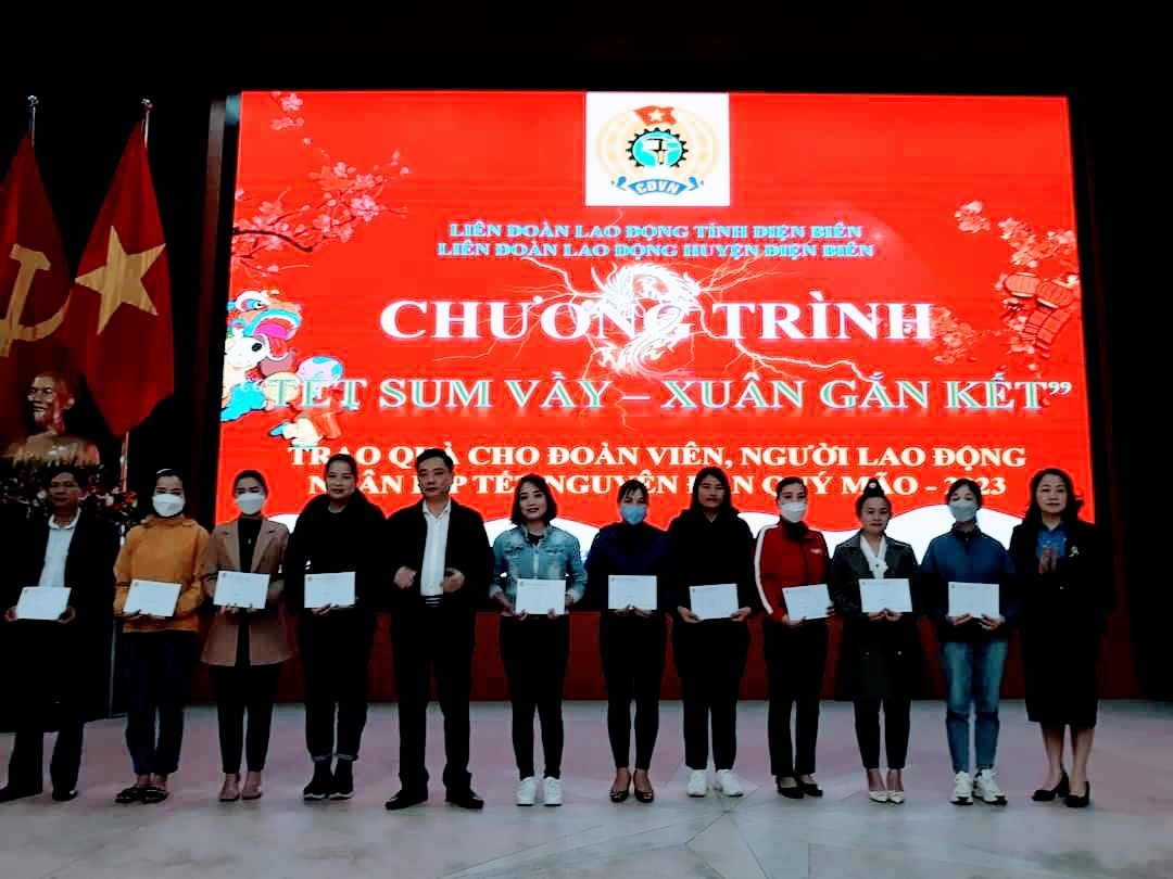 LĐLĐ tỉnh Điện Biên và  Huyện ủy Điện Biên trao quà cho đoàn viên, người lao động dịp Tết. Ảnh: Nguyễn Tâm.