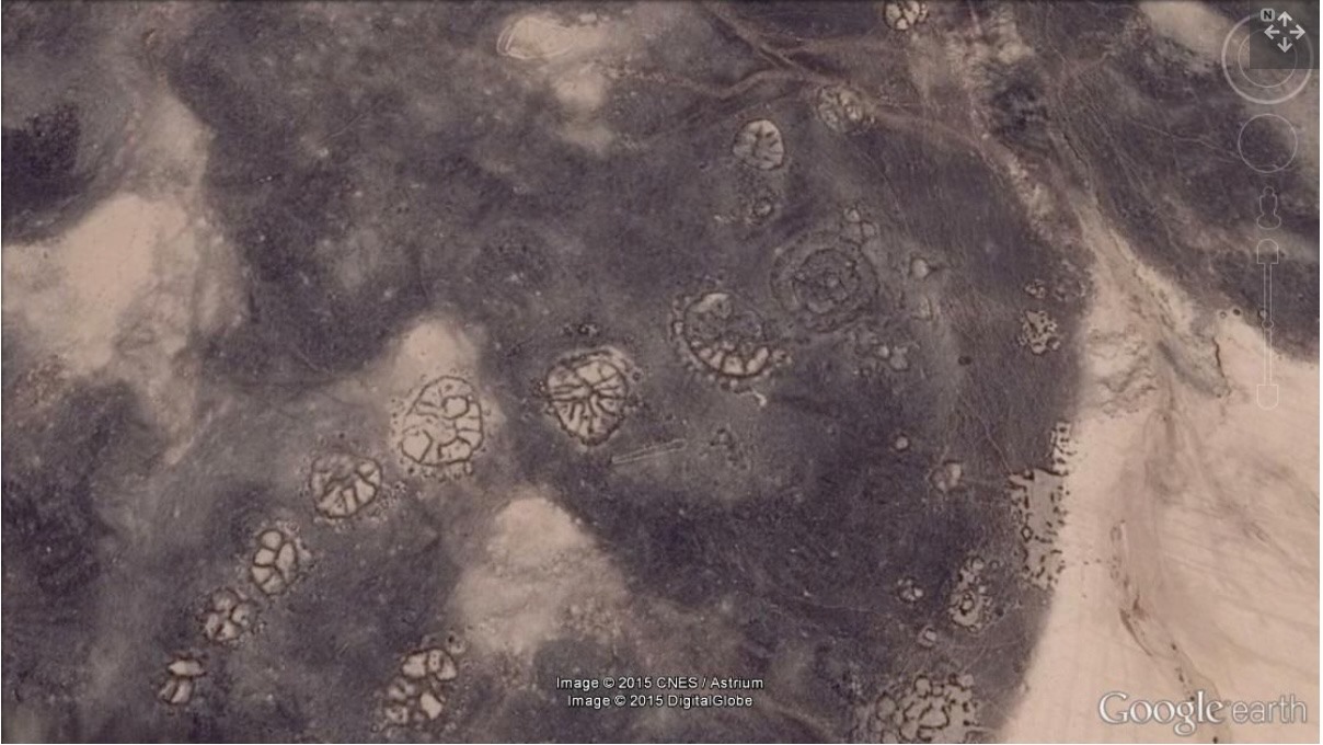 Hình ảnh hàng loạt bánh xe ở Ốc đảo Azraq của Jordan. Ảnh: Google Earth