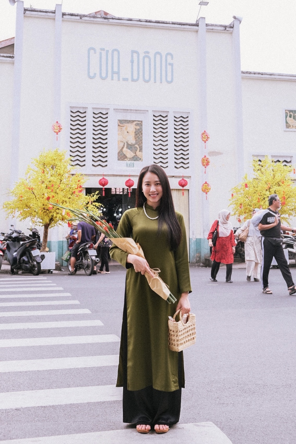 Chọn chiếc áo dài truyền thống, diễn viên Huỳnh Hồng Loan mang đến nét e ấp trong không khí rộn rã của ngày Tết.