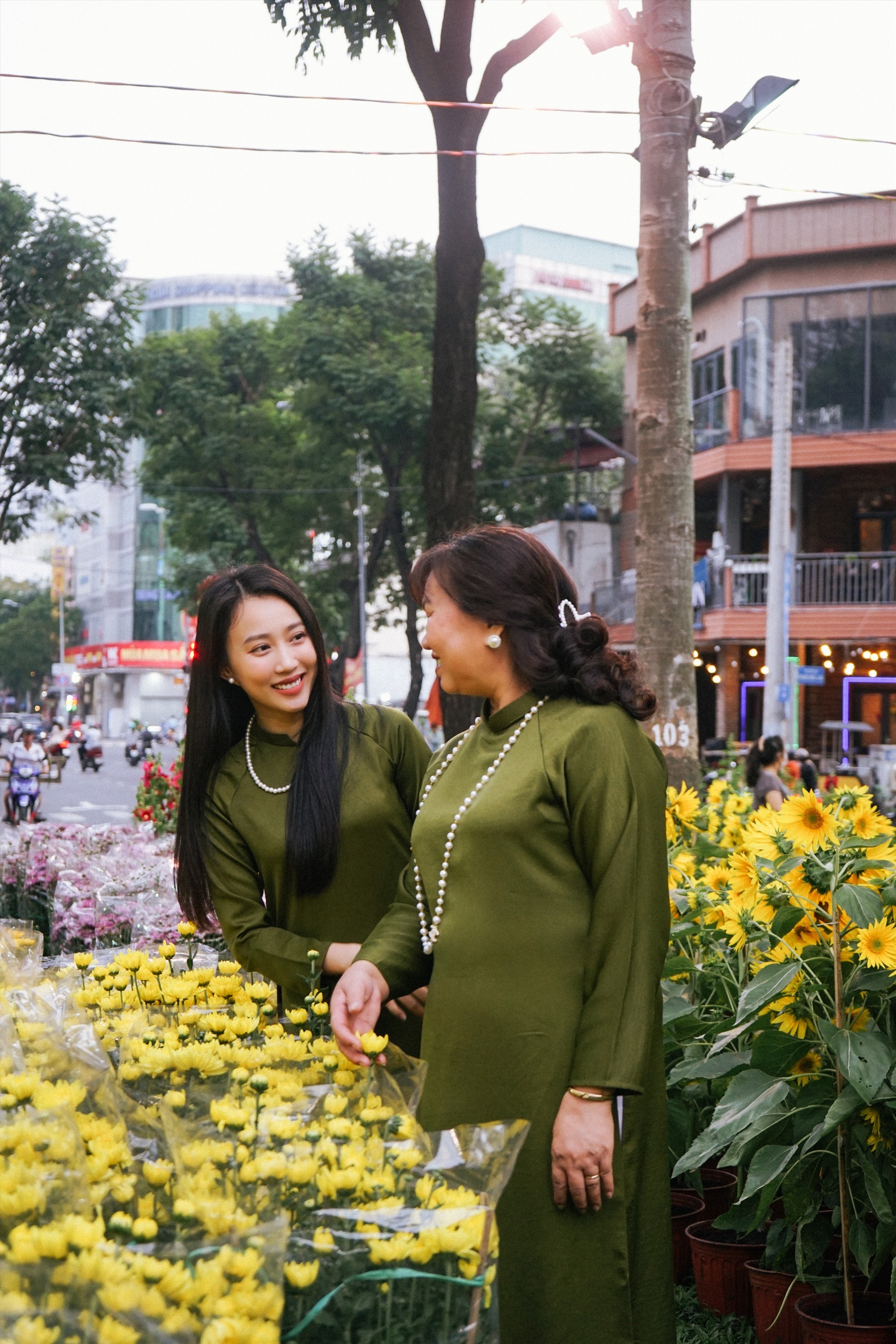 Diễn viên Huỳnh Hồng Loan cùng mẹ đi chợ Tết.