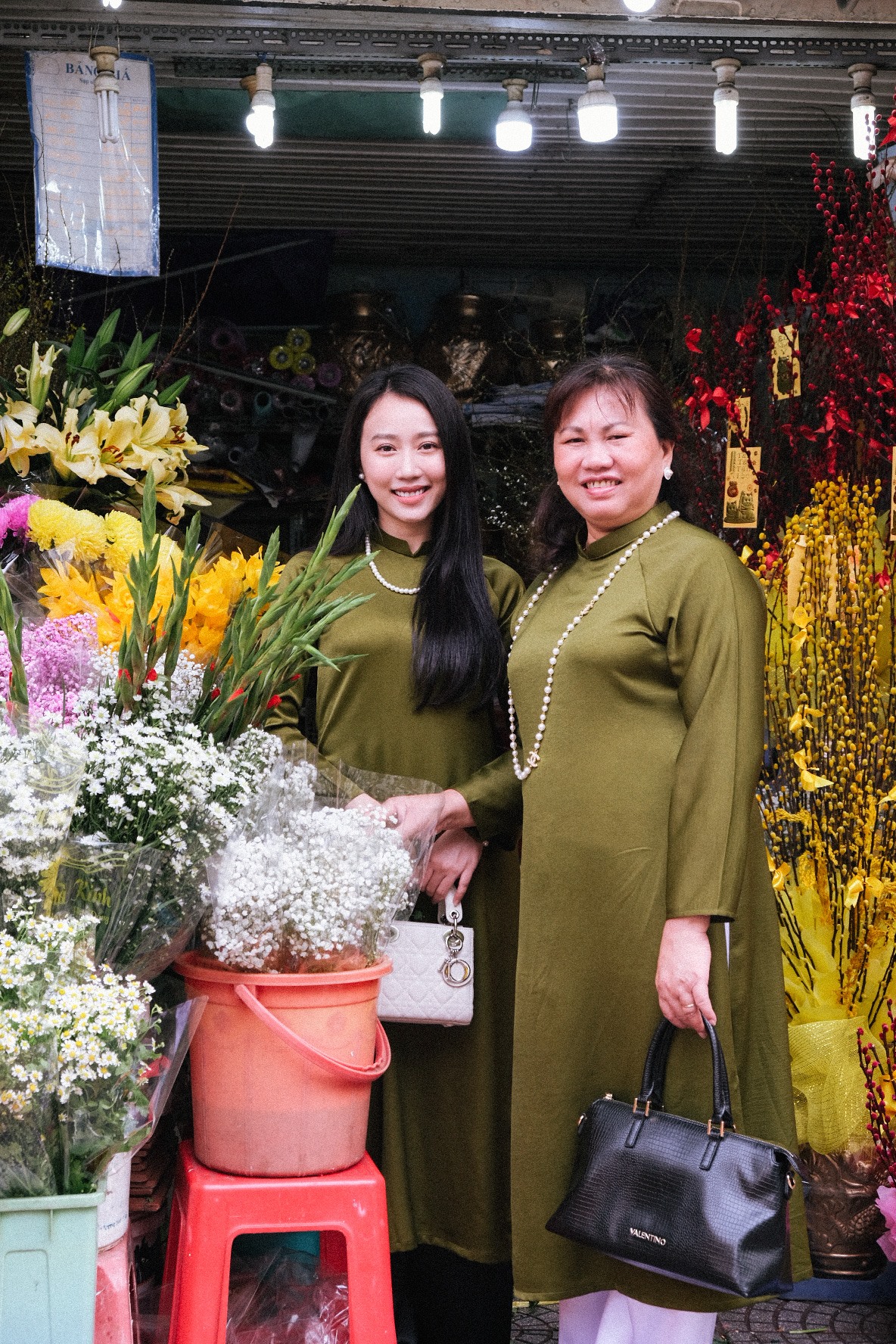 Diễn viên Huỳnh Hồng Loan và mẹ đi chợ Tết. Ảnh: Nghệ sĩ cung cấp