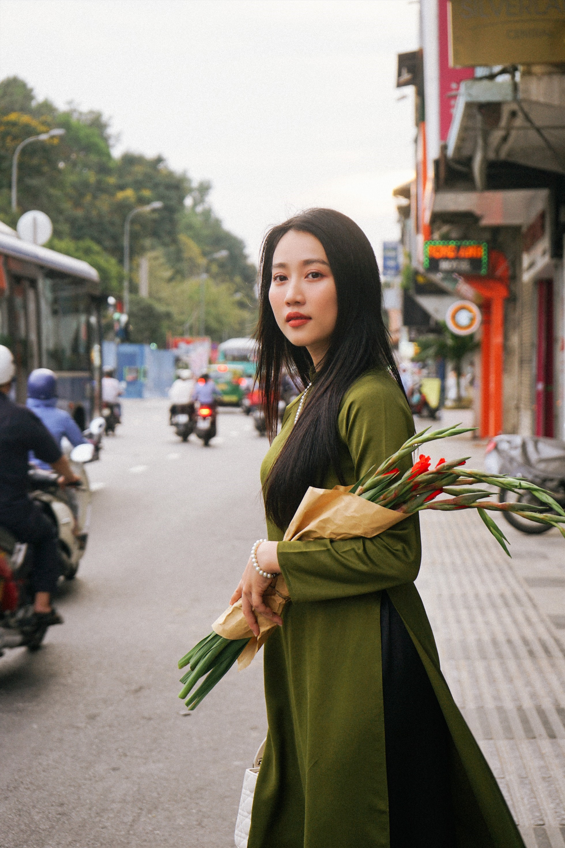 Huỳnh Hồng Loan cho biết, bản thân là người thích hoa nên cô thường mua nhiều hoa. Ảnh: Nghệ sĩ cung cấp