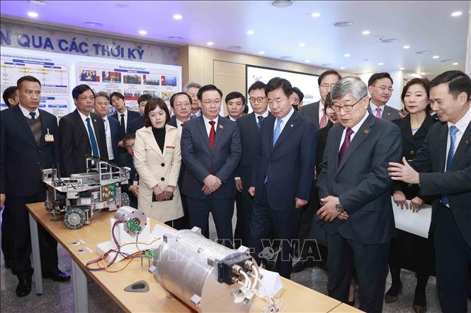 Chủ tịch Quốc hội Vương Đình Huệ và Chủ tịch Quốc hội Hàn Quốc Kim Jin-pyo tham quan trưng bày các sản phẩm khoa học-công nghệ tại Viện Khoa học và Công nghệ Việt Nam - Hàn Quốc (VKIST). Ảnh: Doãn Tấn/TTXVN.