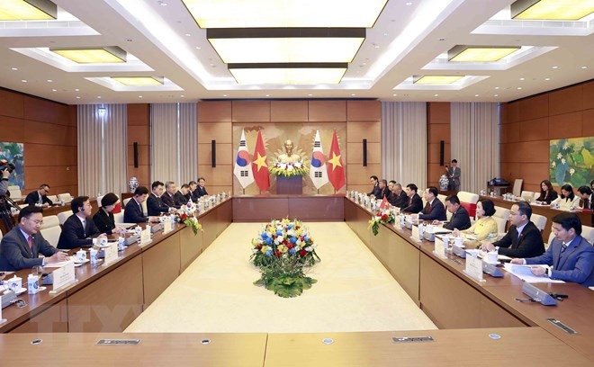 Quang cảnh cuộc hội đàm giữa Chủ tịch Quốc hội Vương Đình Huệ và Chủ tịch Quốc hội Kim Jin-pyo. Ảnh: TTXVN