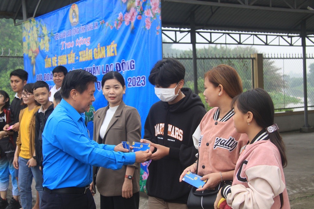 Chủ tịch Liên đoàn Lao động tỉnh Long An Nguyễn Văn Quí trao vé xe 0 đồng cho đoàn viên, người lao động và người nhà về quê ăn Tết. Ảnh: An Long