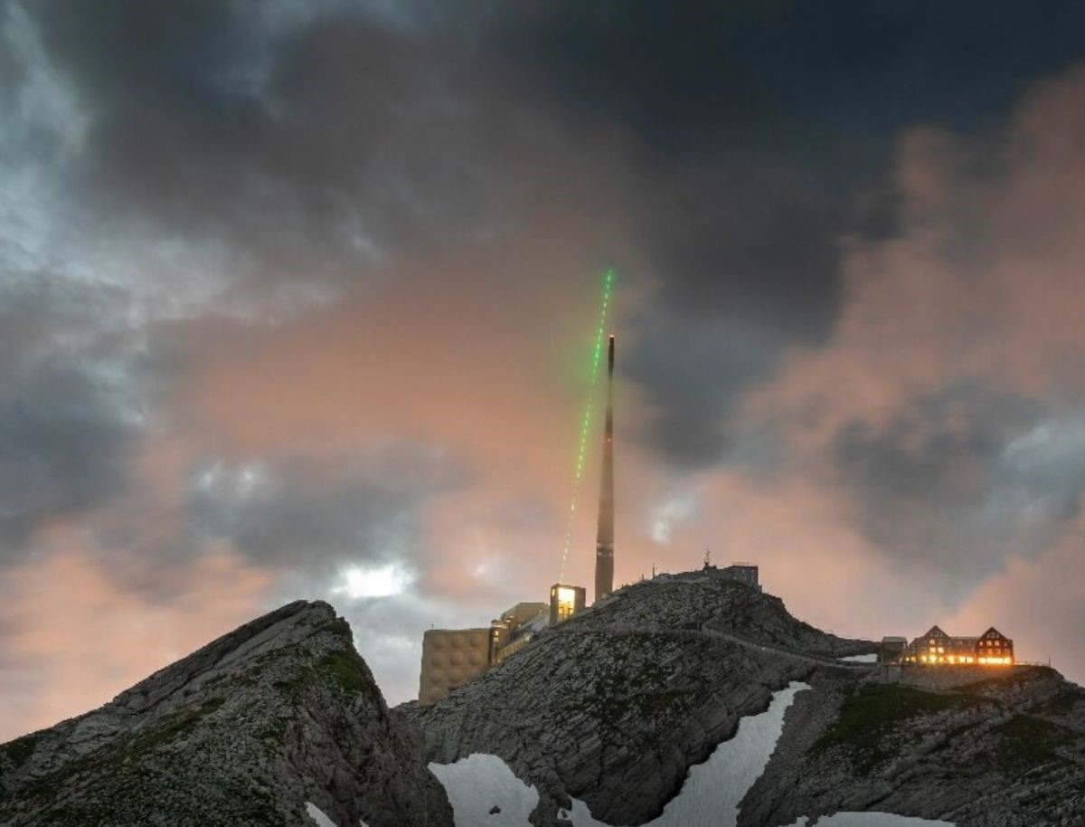 Cột thu lôi laser ở đỉnh Säntis, thuộc dãy núi Alps của Thụy Sĩ. Ảnh: UNIGE Martin Stollberg