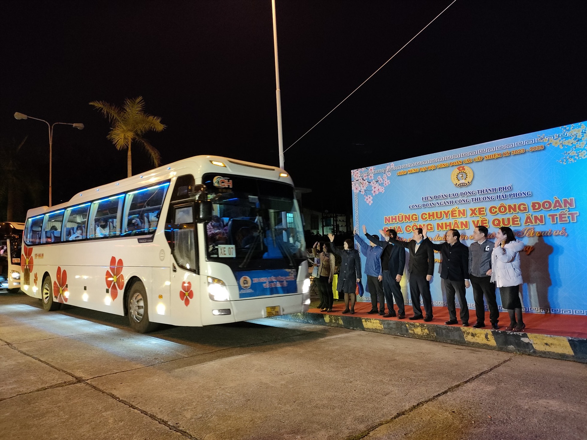 Công đoàn ngành Công Thương Hải Phòng tổ chức 32 chuyến xe, tặng 1.000 vé xe cho người lao động. Ảnh: Mai Dung