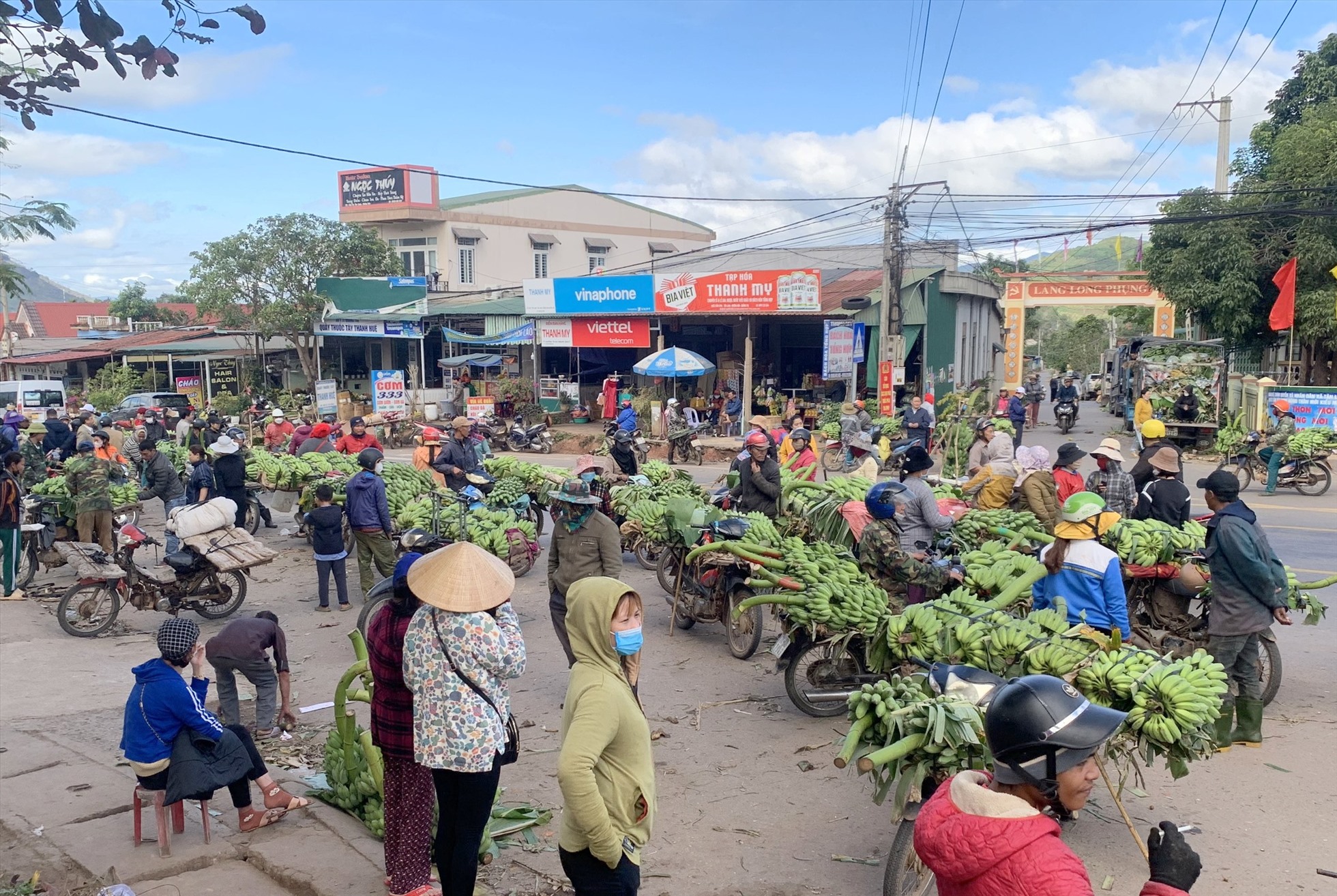 Từ khoảng 20 tháng 12 âm lịch, trên Quốc lộ 9 đoạn qua xã Tân Long (huyện Hướng Hóa, tỉnh Quảng Trị) chợ chuối mật mốc bắt đầu họp.
