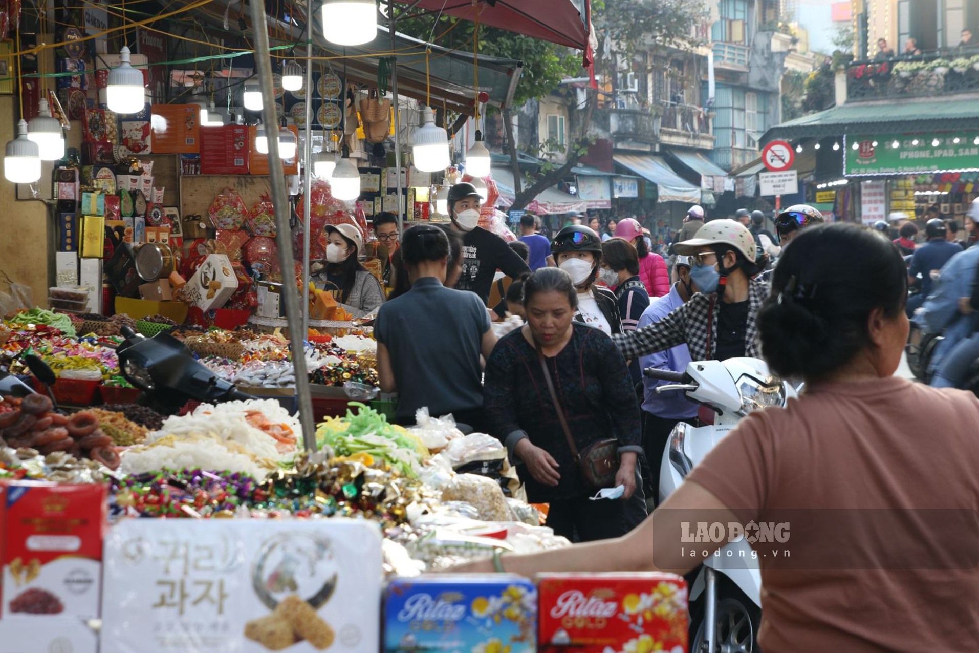 Con phố Hàng Buồm được mọi người ví như là “thành phố” bánh, mứt, kẹo tại Hà Nội đang dần đón khách tấp nập trở lại trong những ngày cận Tết Quý Mão 2023.
