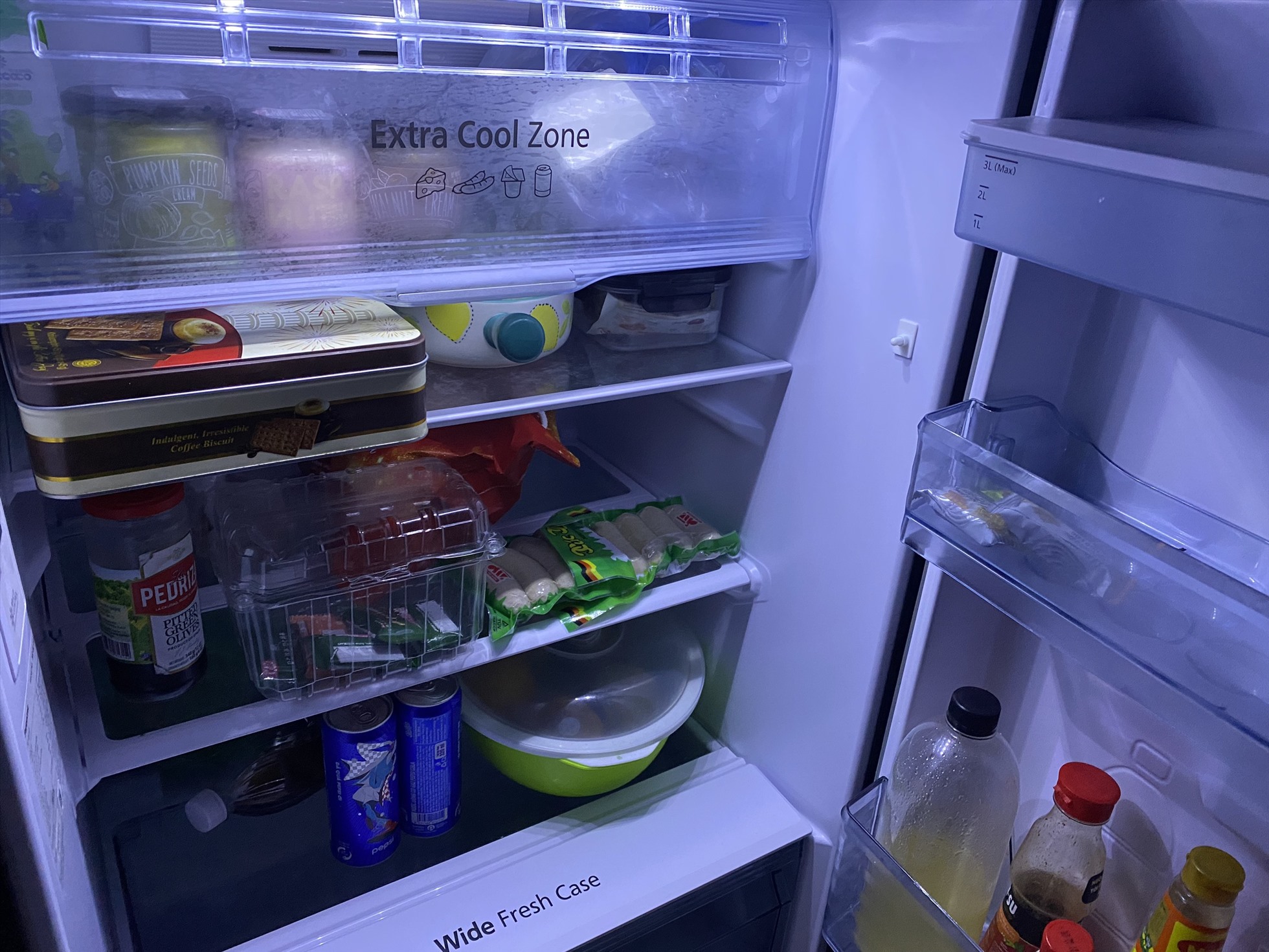 Chuyên gia khuyến cáo người dân không nên biến chiếc tủ lạnh thành kho dự trữ thực phẩm ngày Tết. Ảnh: Hương Giang