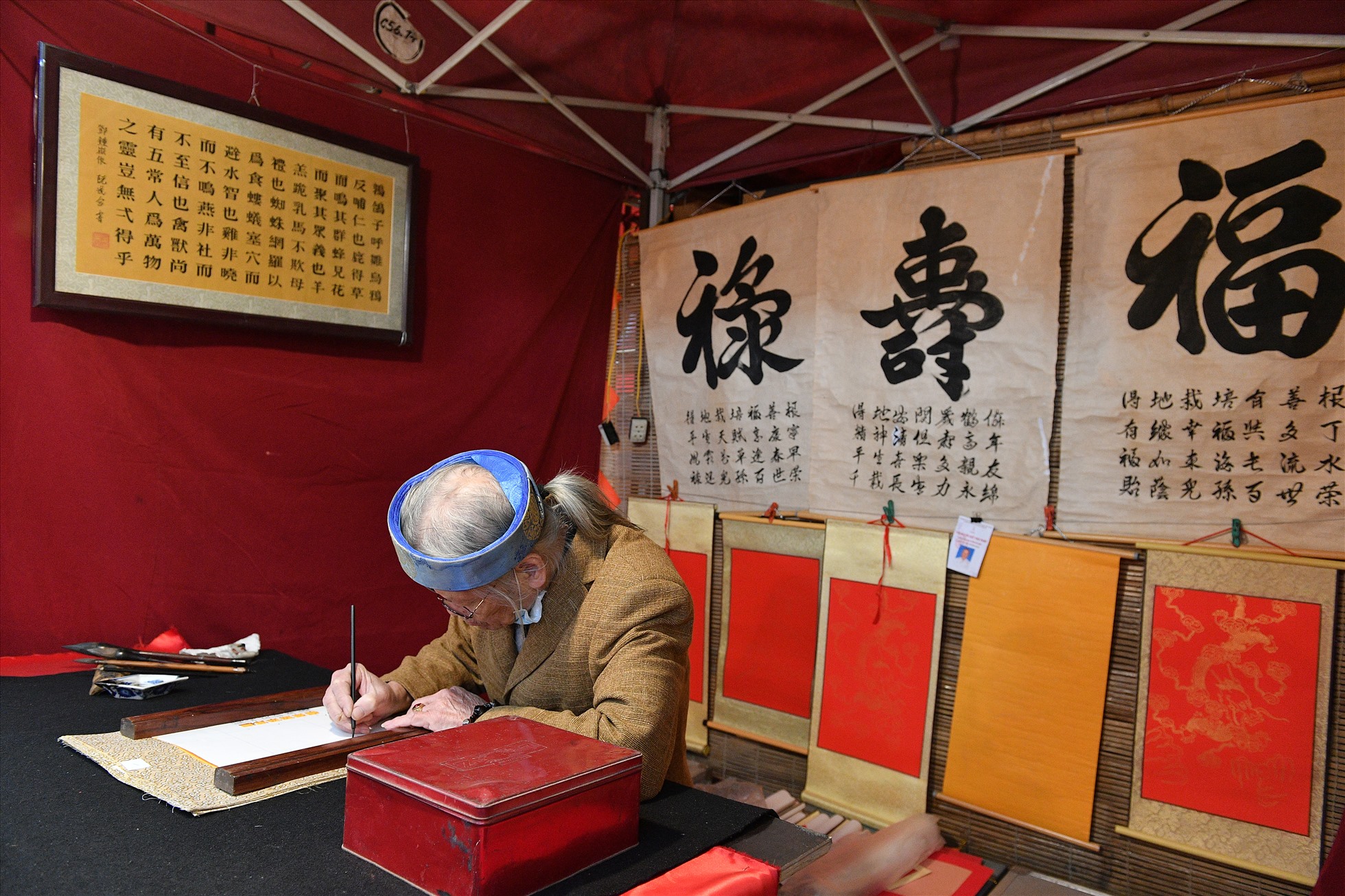 Nghệ nhân Nguyễn Vũ Hợp năm nay 78 tuổi bút danh Lạc Đạo, cũng có trên 20 năm cầm bút.