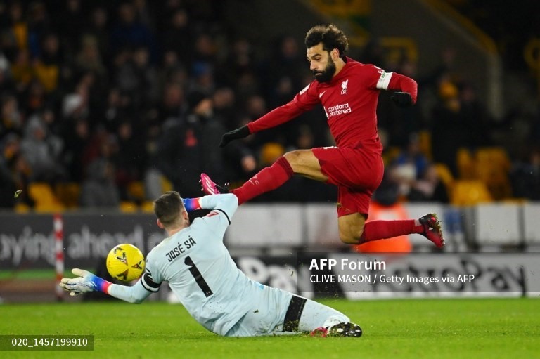 Liverpool gặp khó trước lối đá của đối phương. Ảnh: AFP