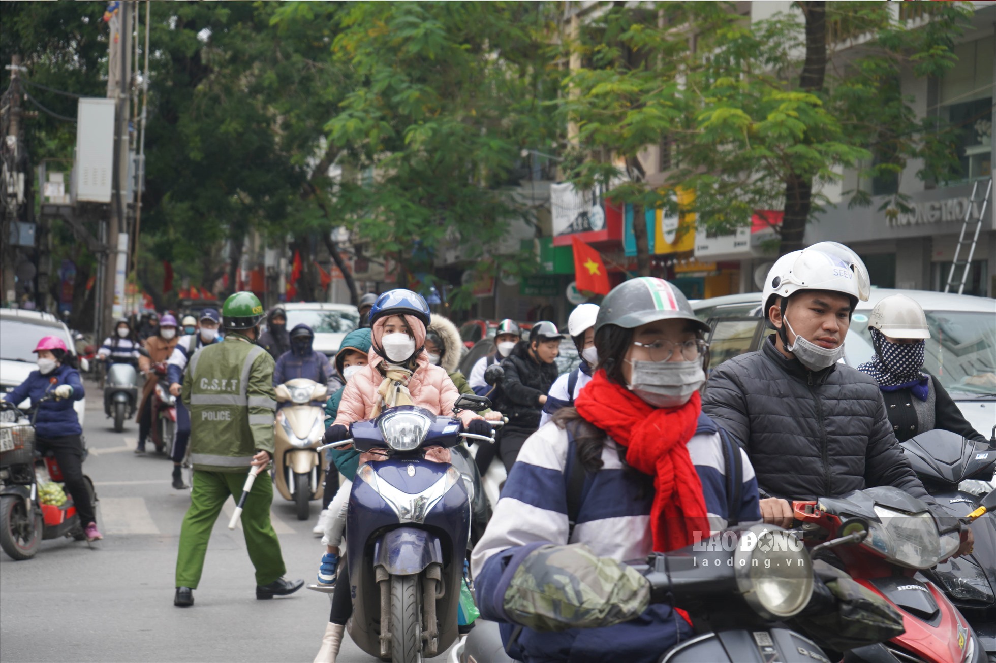 Lực lượng chức năng tiến hành điều tiết giao thông nút giao Mê Linh - Hai Bà Trưng.
