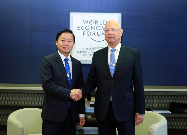 Phó Thủ tướng Trần Hồng Hà gặp nhà sáng lập kiêm Chủ tịch điều hành Diễn đàn Kinh tế Thế giới (WEF) Klaus Schwab. Ảnh: VGP