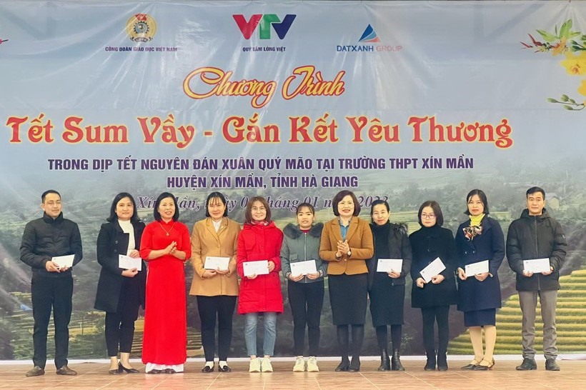 Phó Chủ tịch Công đoàn Giáo dục Việt Nam Đặng Hoàng Anh trao quà cho các giáo viên có hoàn cảnh khó khăn. Ảnh: Việt Hà.