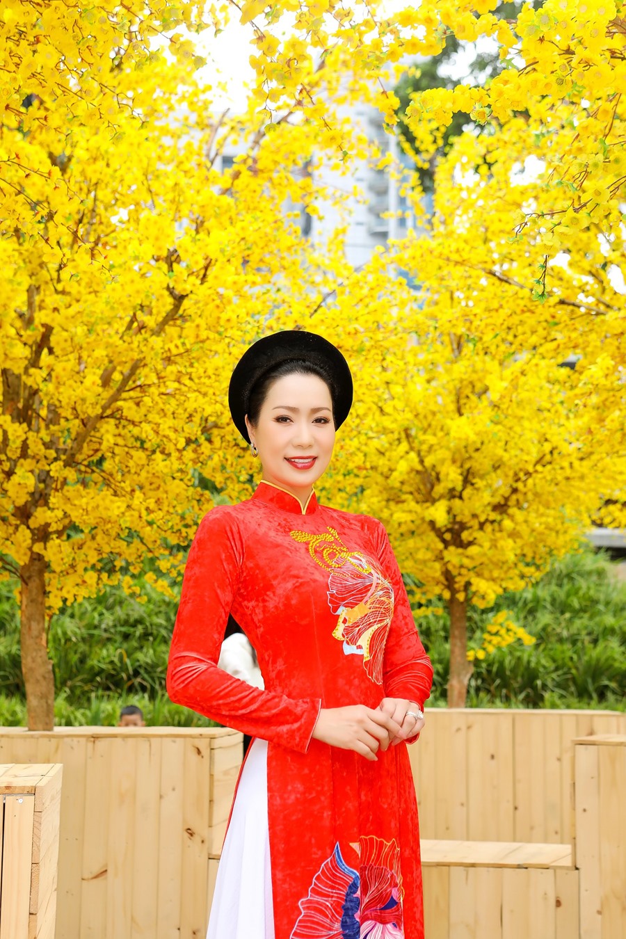 Trong trang phục áo dài, Trịnh Kim Chi tái hiện lại không khí Tết xưa. Với vẻ đẹp không tuổi, cô gửi lời chúc thành công và bình an đến với khán giả.