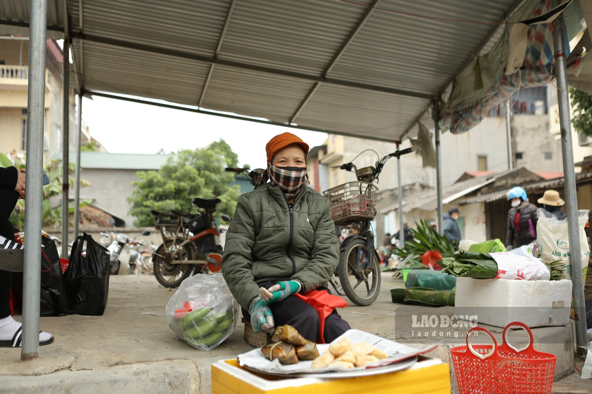 Người dân mang ra chợ Tết hầu như tất cả những sản vật của vùng quê. Tuy chỉ là lá chầu, quả cau, miếng bánh, quả trứng. Tuy rằng giá trị không cao, nhưng  đổi lại là niềm vui được trao đổi hàng hóa trong phiên chợ tết, người buôn bán chuyên nghiệp cũng như người nông dân một nắng hai sương trên ruộng đồng về những sản phẩm mà họ tạo ra được góp phần làm nên sự náo nhiệt và sắc thái riêng của chợ tết quê.