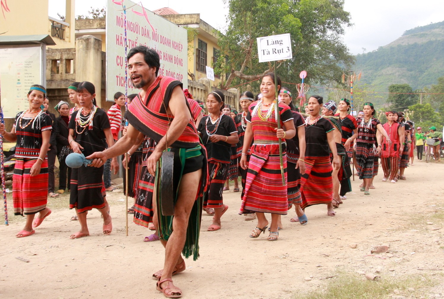 Ariêu piing còn gọi lễ nhà mồ, lễ cải táng. Đây là một trong những lễ hội quan trọng đối với người dân tộc PaCô sinh sống ở miền Tây Quảng Trị.
