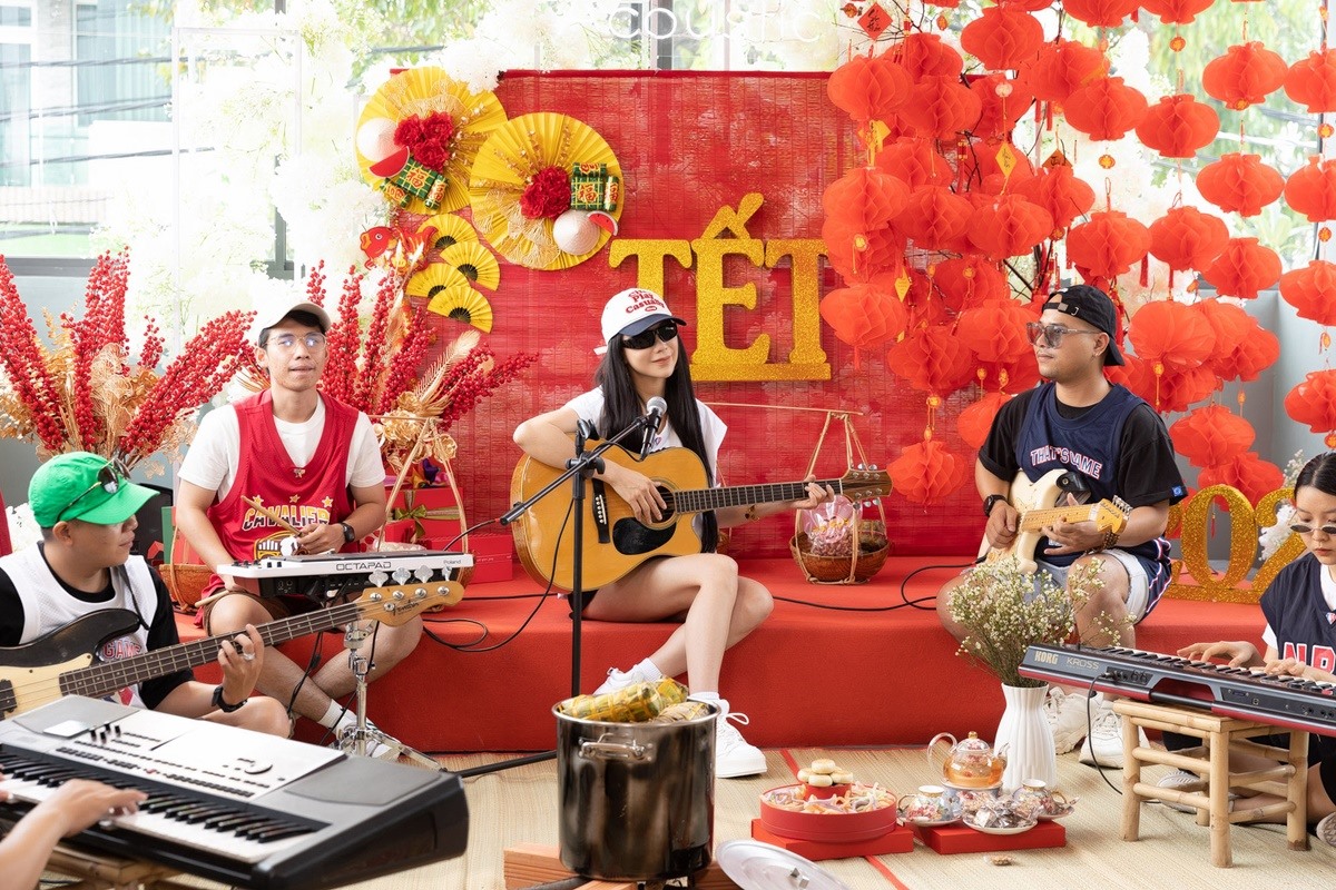 Trà Ngọc Hằng cũng mời các thành viên trong band nhạc với trang phục trẻ trung, năng động, pha chút hài hước cùng cô thực hiện MV Liên khúc Xuân này, mang lại không khí tưng bừng vui vẻ ngày đầu năm.