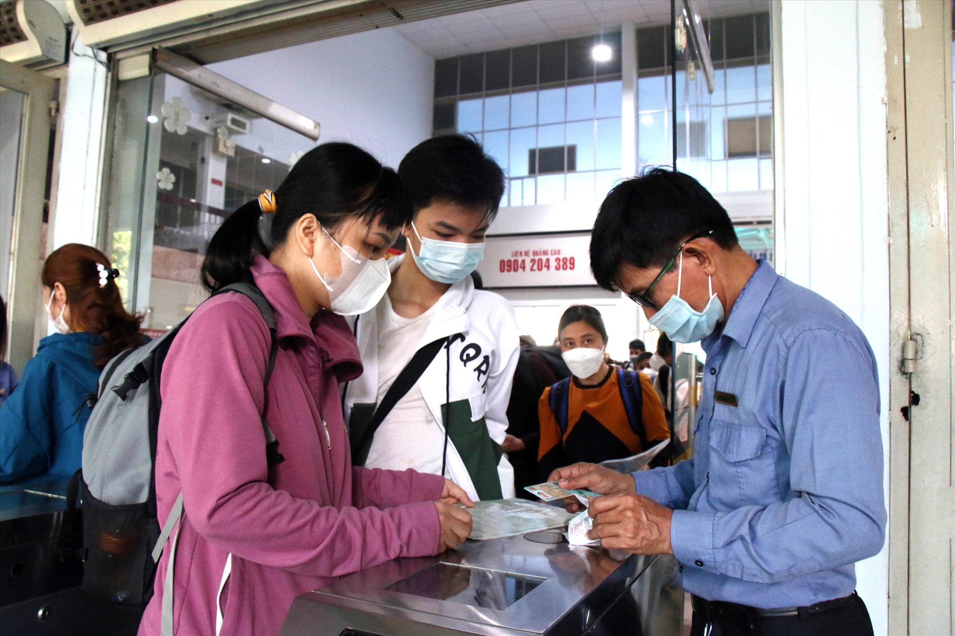 Ga Sài Gòn tổ chức kiểm soát vé tàu và giấy tờ tùy thân của hành khách tại cửa vào ga và cửa toa tàu. Hành khách có thông tin cá nhân trùng khớp với thông tin trên vé tàu mới được vào ga đi tàu.