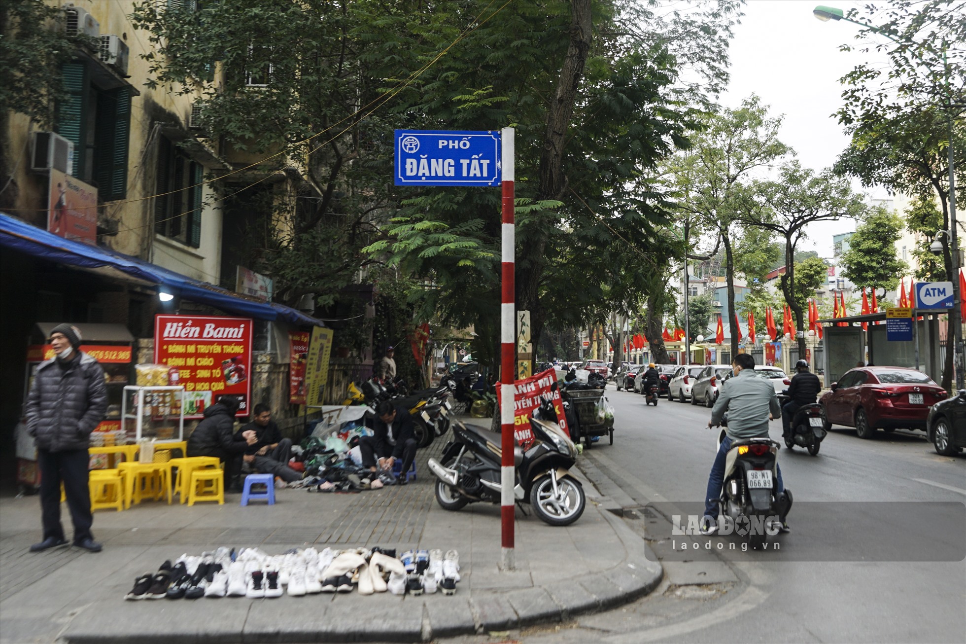 Tương tự tại phố Đặng Tất, các điểm tân trang giày dép khách đặt hàng cũng tăng đột biến.