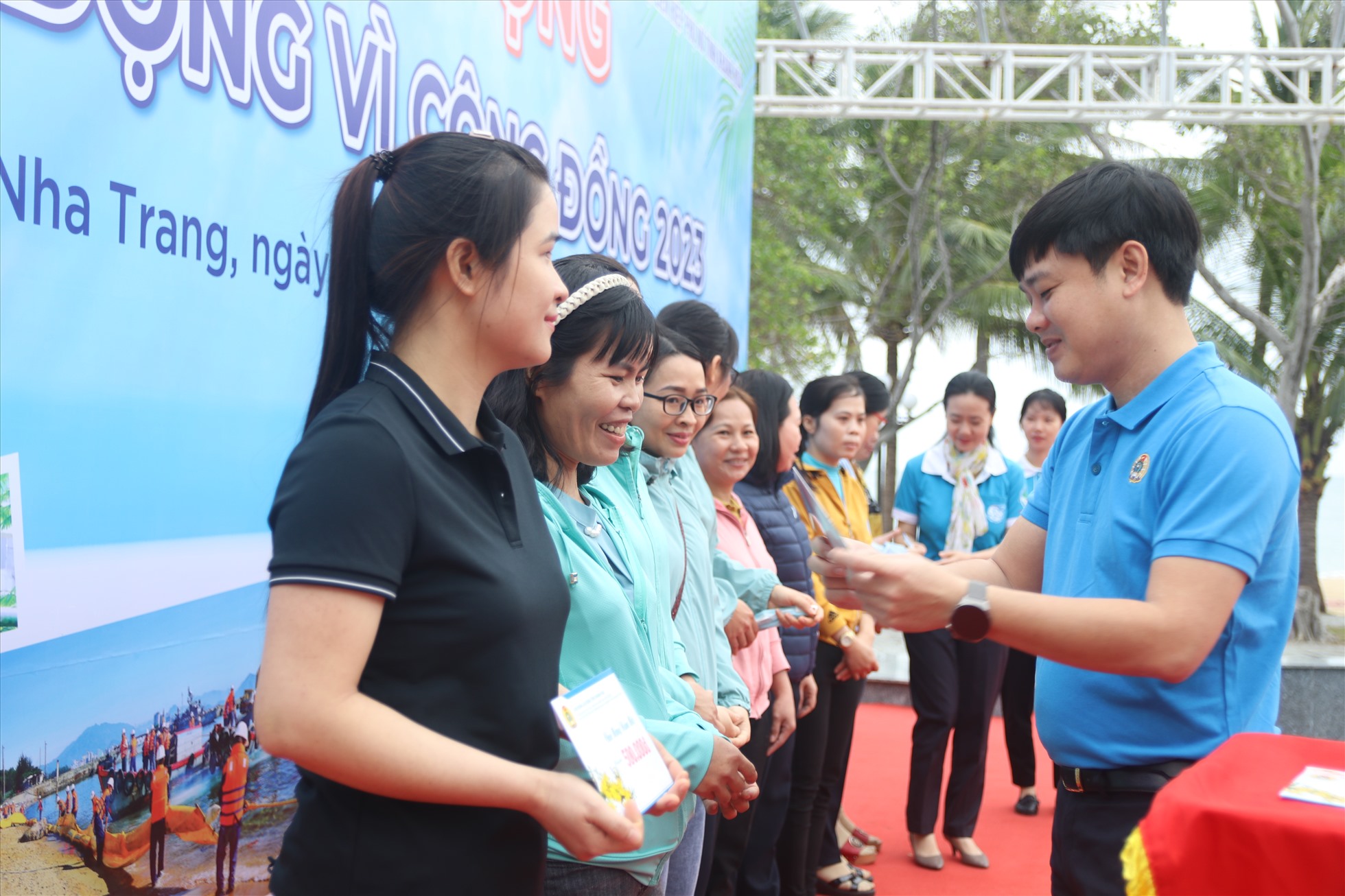 LĐLĐ Khánh Hòa trao quà Tết hỗ trợ cho đoàn viên, hội viên có hoàn cảnh khó khăn. Ảnh: Phương Linh