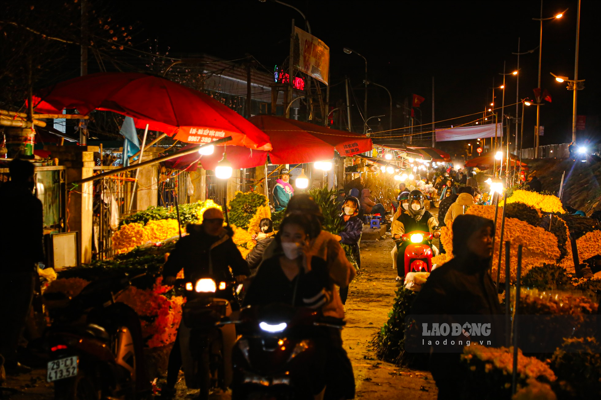 Tiểu thương bán hoa tại chợ Quảng An than ế ẩm ngày giáp Tết. Ảnh: Việt Anh