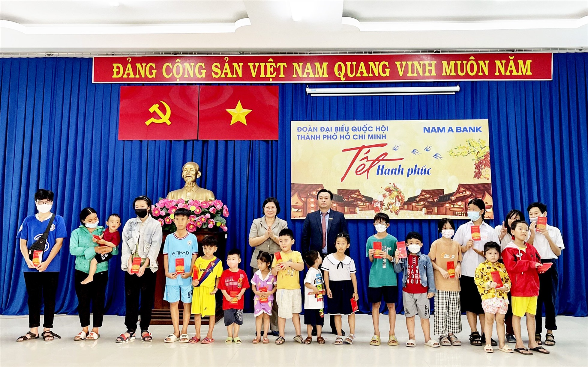 Nam A Bank trao quà Tết cho trẻ em mồ côi vì Covid – 19 tại Quận Bình Tân