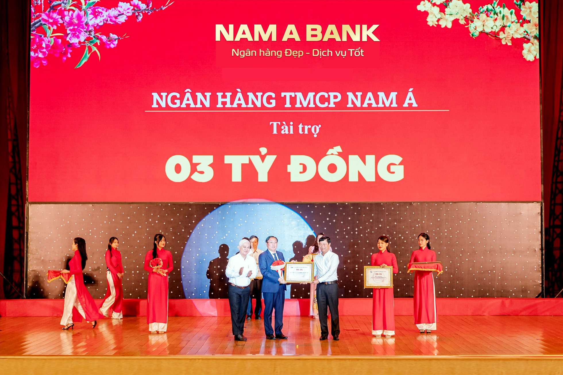 Đại diện Nam A Bank trao tặng 3 tỷ đồng ủng hộ chương trình Tết Nhân ái